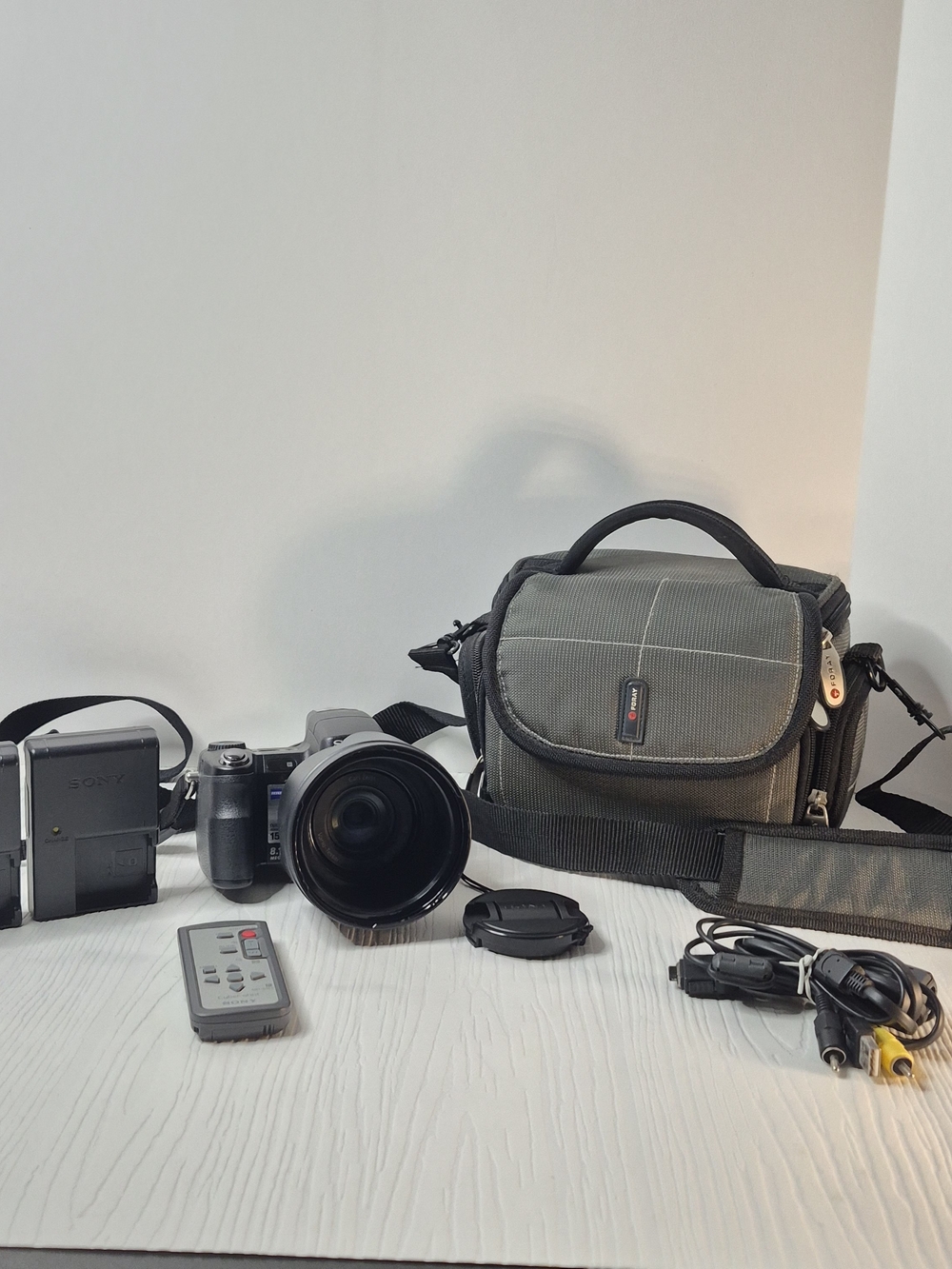 Sony Cyber-shot DSC-H7 8.1MP Digital Camera Bundle Carl Zeiss 15x Zoom + Bag